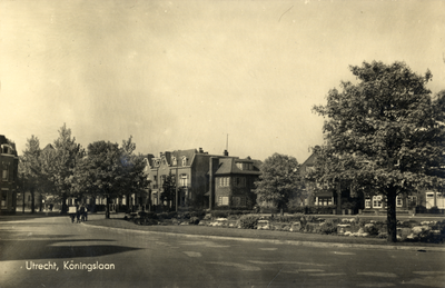 605138 Gezicht op het zuidelijke deel van de Koningslaan te Utrecht, met links op de achtergrond enkele huizen aan de ...